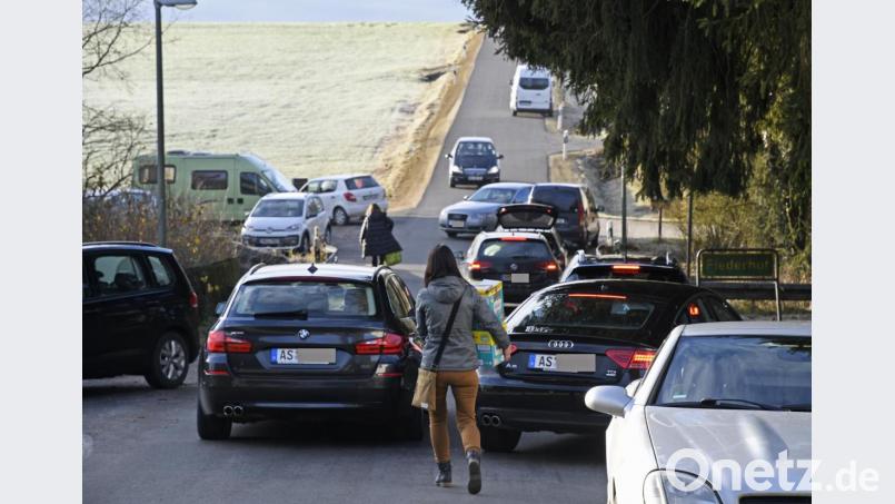 Nicht nur im großen Hof vor Tom Scheimers Halle, sondern auch noch auf der Straße parkten die Autos zahlreicher Bürger, die in Fiederhof warme Sachen für die Flüchtlinge auf Samos anlieferten. Bild: Petra Hartl