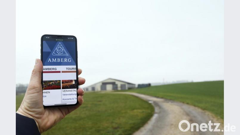 Mit dem Handy auf weiter Flur: Im Ausbau der digitalen Infrastruktur sieht Wissenschaftler Andre Haller einen Schlüssel für die Zukunft. Bild: Petra Hartl