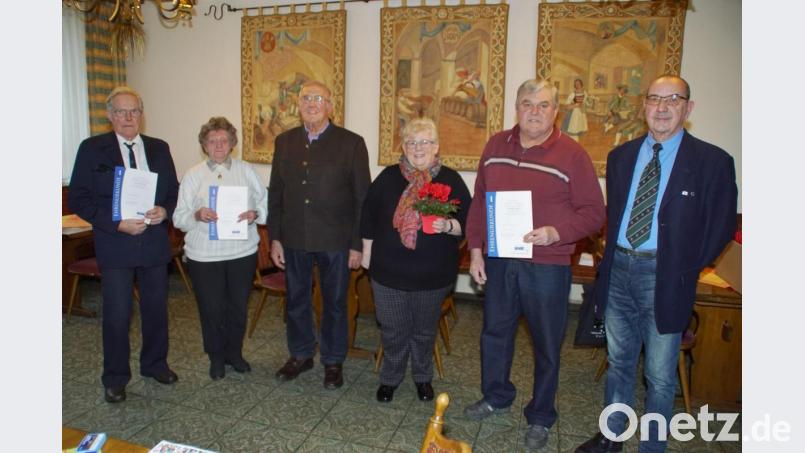 Langjährige Mitglieder des Ortsverbandes wurden wegen ihrer Treue zum VdK vom Vorsitzenden Willibald Nesner (Dritter von links) und Peter Fugmann, dem Vertreter des Kreisverbandes (rechts), geehrt. Bild: mmj