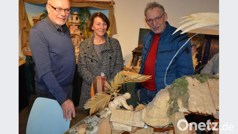 Beim Rundgang durch die Ausstellung entstand immer wieder Gesprächsstoff. Bild: jr