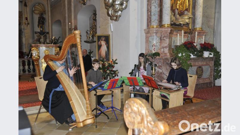 Die Stubenmusik der Kreismusikschule unter der Leitung von Regina Frank an der Harfe. Bild: enz