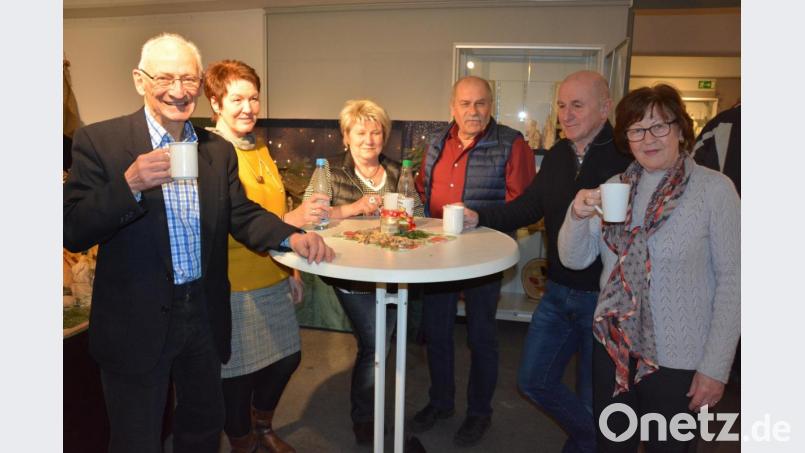 Bei Glühwein und anderen Getränken gab es die Gelegenheit zum Plaudern und Fachsimpeln. Bild: jr