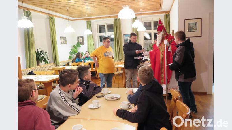 In der Pfarrstube verteilte der Nikolaus (Günter Deiml) weihnachtliche Dankkarten an die Ministranten. Bild: jzk