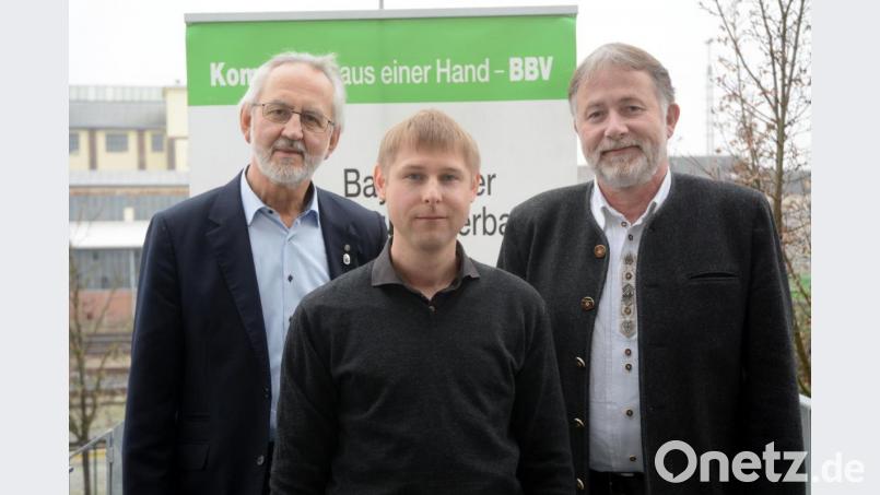 Wichtige Weichenstellung beim Bayerischen Bauernverband in der Nordoberpfalz. Der Weidener Geschäftsführer Hans Winter (links) tritt im März in den Ruhestand. Ulrich Härtl (rechts), der bisher die Geschäftsstelle in Tirschenreuth leitet, wird auch die Weidener Geschäftsstelle führen. Ihn soll Markus Trißl als zusätzlicher Berater entlasten. Bild: Gabi Schönberger