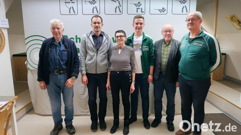 Die neuen Vereinsmeister der Frauenreuther Sportschützen: (von links) Peter Bumke, Daniel Kaßeckert, Edeltraud Kaßeckert, Adrian Käß, Reinhard Schwarz und Peter Kaßeckert. Bild: bsc