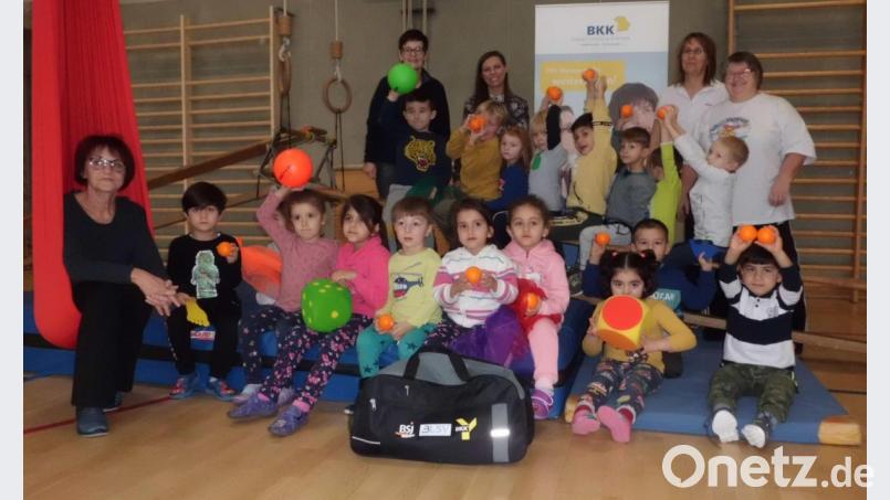 Die Turnabteilung der SpVgg Pfreimd und der Kindergarten St. Martin schlossen einen Kooperationsvertrag über regelmäßige wöchentliche Turnstunden und Erziehung zur gesunden Ernährung. Bild: hir