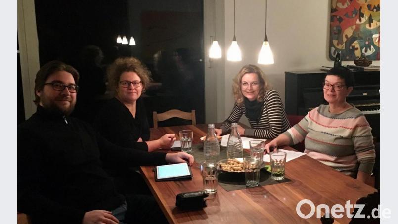 Stefan Dietl, Elke Wolfsteiner, Gerda Krusche und Cornelia Jelinski (von links) beraten in der AG Sozialer Zusammenhalt von SuRo 2030 über den &quot;Stadtpass&quot;. Bild: exb
