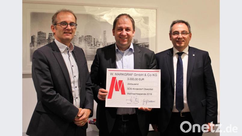 Bei der Spendenübergabe freuen sich die beiden Geschäftsführer Liborius Gräßmann (links) und Thomas Löw (rechts) mit Holger Hassel (Mitte), Einrichtungsleiter des SOS-Kinderdorfs Oberpfalz, über die gemeinsame Investition in eine gelungene Zukunft in Immenreuth. Bild: exb