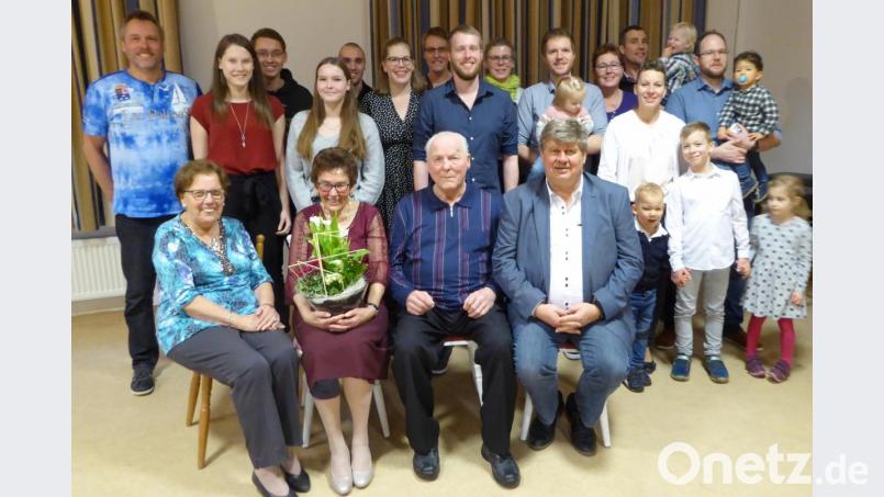Jubilarin Marga Böhm (vorne, Zweite von links) zusammen mit ihrer Schwester Erika (links), Ehemann Alois (Dritter von links) und Bürgermeister Martin Schregelmann im Kreis ihrer Kinder, Enkel und Urenkel. Bild: Schönberger, Ferdinand [fsb]