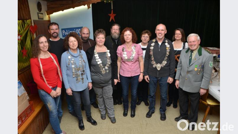 Schützenmeister Johann Gösl (rechts) würdigt die Besten des Königsschützenwettbewerbs: Luftgewehrkönig Hans-Peter Gösl (vorne von rechts ), Schützenliesl Sonja Messer, Pistolenkönigin Daniela Prüll und Vorderladerkönigin Heidi Wolfinger. Mit einer Wurstkette werden die Zweitplatzierten und mit Brezen die Drittplazierten beschenkt. Bild: dob