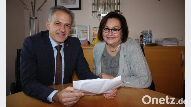 Bürgermeister Roland Grillmeier gratulierte der Vorsitzenden der Mitterteicher Tafel, Nicole Fürst, zur Auszeichnung durch das Bayerische Staatsministerium für Ernährung, Landwirtschaft und Forsten. Bild: wro