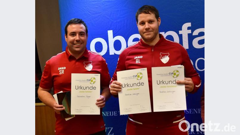 Bastian Lobinger (rechts) nahm die Auszeichnungen als bester Spieler und Torschütze entgegen, Sebastian Reger wurde zum stärksten Torwart des Turnieres gewählt. Bild: A. Schwarzmeier