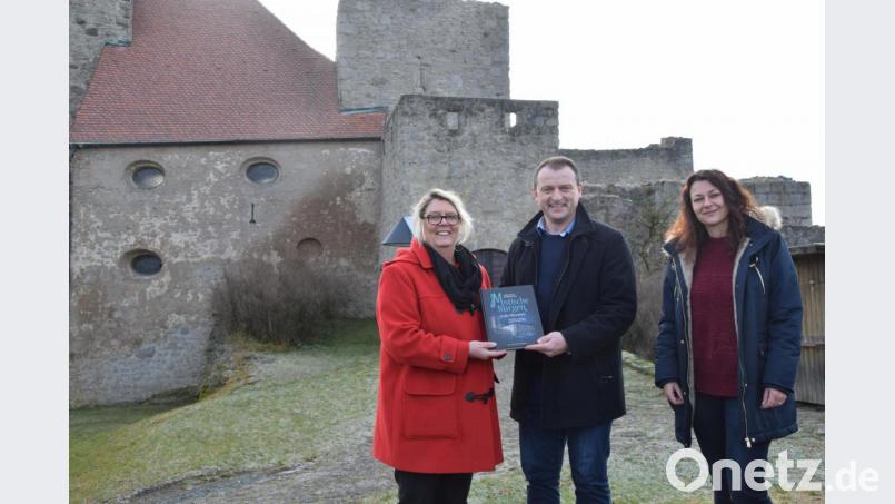 Autorin Gabriele Kiesl (links) und Lektorin Manuela Bonfissuto (rechts) übergeben Bürgermeister Anton Kappl auf der Burg das Buch &quot;Mystischen Burgen&quot;. Bild: fz
