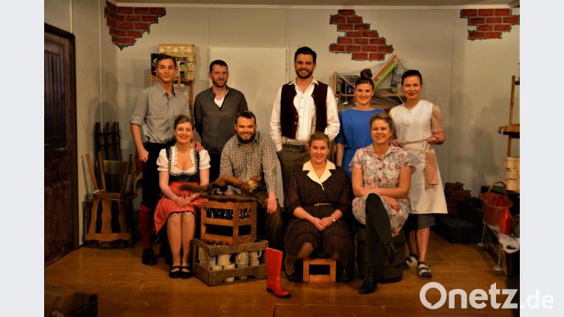 Freuen sich über eine gelungene Premiere (stehend, von links): Tobias Gnan als Harri, Regisseur Christian Gnan, Kilian Falk als Wirt, Selina Dorner als Frieda und Bettina Kummer als Kuni; sitzend (von links): Elisabeth Falk als Hedi, Thomas Kummer als Buckl, Corinna Falk als Mausi und Meike Birner als Mucki. Bild: fdl