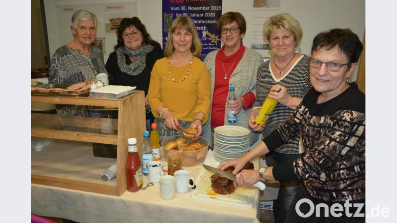 Die Frauen der Schnitzer kümmerten sich um das leibliche Wohl der Besucher. Bild: jr