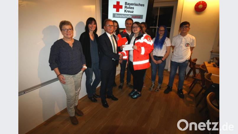 300 Euro aus dem Getränkeverkauf in der Bürgerversammlung übergibt Bürgermeister Werner Walberer (Dritter von links) als Weihnachts- und Neujahrsspende an die Jugend der Rotkreuz-Bereitschaft. Die Gruppensprecher Lisa-Marie Bräu und Simon Götz (Vierte und Fünfter von rechts) freuen sich im Beisein der Stadträtinnen Birgit Baller und Sabine Eichermüller (von links). Bild: bjp