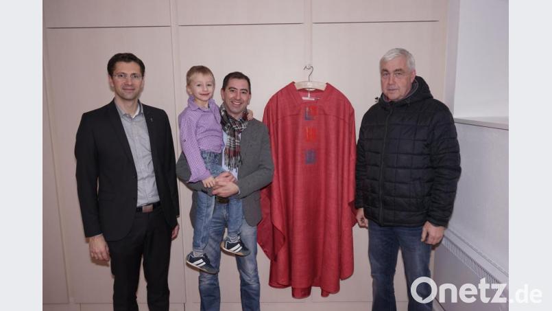 Pfarrer Michael Hoch (links) und Kirchenpfleger Günter Schießl (rechts) freuen sich über die Spende von Hubert Piehler (mit Sohn Jakob. Bild: nib