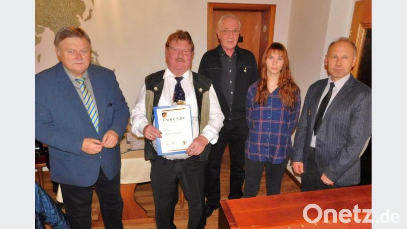 Im Rahmen der Jahresabschlussfeier der Reservistenkameradschaft Speichersdorf wurde Norbert Kaußler (zweiter von links) für seine 30-jährige Mitgliedschaft mit der RK-Treuenadel in Gold geehrt. Unser Bild zeigt, Manfred Porsch (links) sowie Kreisvorsitzender Manfred Zettl, seine Tochter und Reservistin Lisa und RK-Vorsitzender Hubert Brendel (von rechts). Bild: br