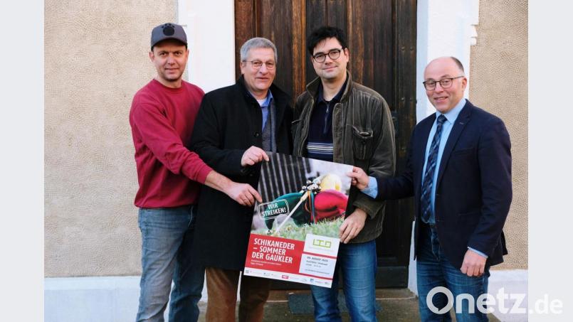 Die Werbeplakate sind schon gedruckt. Zweiter Bürgermeister Roland Hörl, LTO-Geschäftsführer Wolfgang Meidenbauer, künstlerischer Leiter Till Rickert und Bürgermeister Albert Nickl (von links) besprechen Einzelheiten zur Aufführung des Stücks &quot;Schickaneder - Sommer der Gaukler&quot; im Sommer 2020 vor der Kulisse der Wieskapelle im historischen Klosterhof. Bild: do