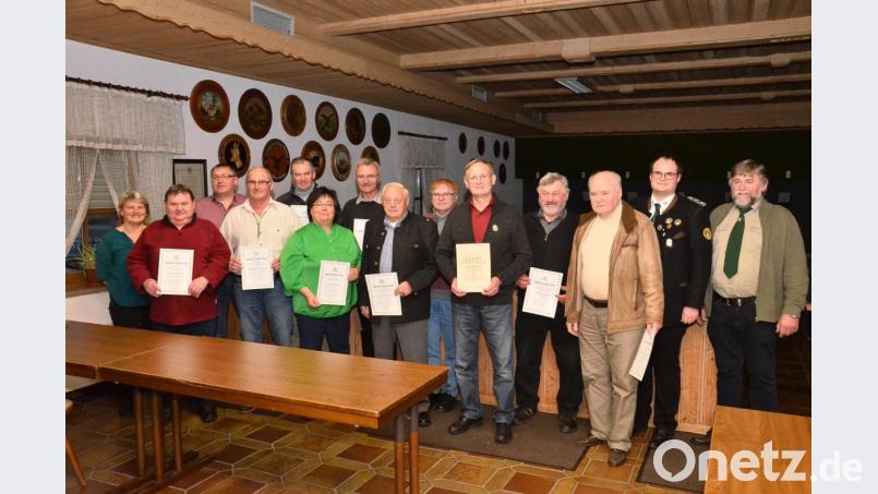 Mit ihrem Stellvertreter Josef Kleber und Gauschützenmeister Stefan Brandmiller (von rechts) kann Schützenmeisterin Hildegard Werner (links) viele langjährige Mitglieder für Jubiläen ehren. Bild: fjo