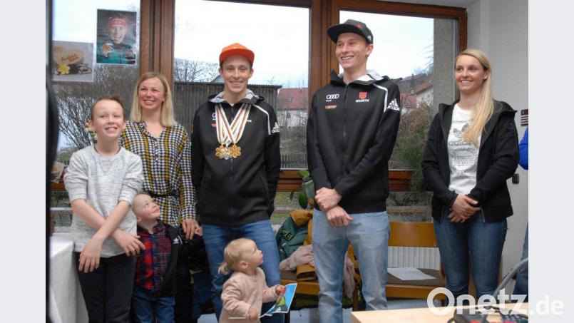 Richtig gute Laune im März beim Empfang in Flossenbürg: Eric Frenzel (Vierter von links) mit seiner Laura (links daneben) und den Kindern Philipp, Leopold und Emma. Terence Weber (Zweiter von rechts) und seine Konstanze. Bild: gb