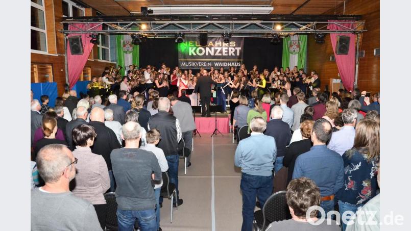 Am Ende des Neujahrskonzerts singen und spielen Orchester und Zuhörer gemeinsam die Nationalhymne als krönenden Abschluss. Bild: fjo