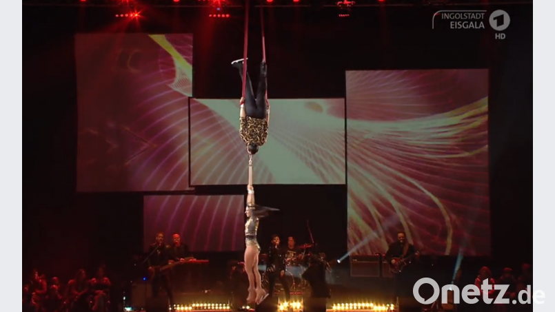 Der Pressather Markus Engelstädter, unterstützt von der Band, bei der Eisgala in Ingolstadt. Die Sendung wurde in der ARD übertragen. Screenshot: msh