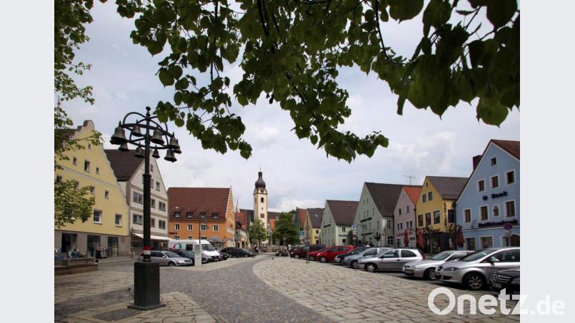 Kulturstadt Bayern-Böhmen, Nordgautag und Zelt-Festival: Die Große Kreisstadt ist im kommenden Jahr Schauplatz für drei große Kulturprojekte. 



Zweimal am Tag erklingt die Bayernhymne von einem Glockenspiel am unteren Marktplatz in Schwandorf. Der Komponist Konrad Max Kunz komponierte sie und ist in Schwandorf geboren. Am oberen Marktplatz, unter dem Turm der Jakobskirche, laden Eiscafe und Restaurant zum Verweilen. Bild: Götz