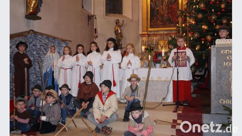 Am Ende der Kindermette bedankte sich Pfarrer Georg Gierl bei den Darstellern für die Aufführung und beim Shalom Chor für die musikalische Umrahmung der festlichen Stunde. Bild: cro