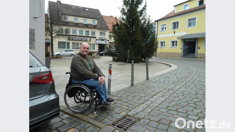 Der äußerste Parkplatz (links) am „MP 12“ oder die Fläche vorm Gasthof „Zur Post/El Camino“ wären nach Ansicht von Andreas Gürtler gute Standorte für den Behinderten-Parkplatz in der Altstadt. Rollstuhlfahrer könnten auch gut die Bahnhofstraße ohne viel Kraftaufwand für Kopfsteinpflaster erreichen. Bild: Portner