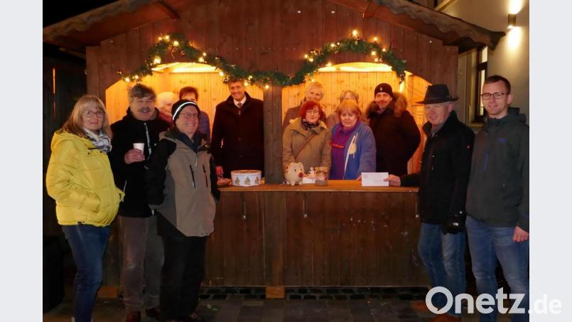 Lob und Anerkennung sprechen Bürgermeister Edgar Knobloch sowie die Unions-Familie dem Grafenwöhrer Bürgerladen aus. CSU, Frauen-Union und Junge Union überreichen außerdem eine Spende aus dem Erlös des Adventmarktes an Bürgerladen-Leiterin Monika Sebald (Vierte von rechts) und und Helferinnen. Bild: exb