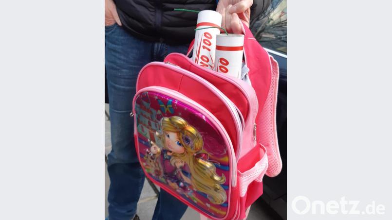 Süßer Rucksack, heikler Inhalt: In der rosa Kindertasche versuchte ein Mann am Wochenende bei Waldsassen illegale Sprengkörper aus Tschechien nach Deutschland zu schmuggeln. Bild: Bundespolizei