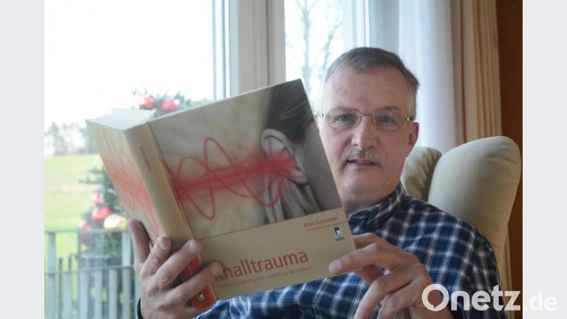 Nach dem Tod seines Bruders Karl ist es Hermann Sommer ein Anliegen, vor den Gefahren, die von Böllern und Raketen ausgehen, zu warnen. Vor seinem Tod hatte Karl, selbst Arzt, eine umfassende Sammlung zum Thema Knalltrauma angelegt. Hermann Sommer hat diese nun auf eigene Kosten als Buch herausgegeben. Bild: Gabi Schönberger
