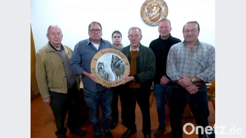 Schützenpräsident Hanns-Peter Oechsner (links), Scheiben-Stifter Karl Mulzer (rechts daneben) und Sportleiterin Regina Feuerer gratulieren den besten Schützen (weiter von links): Erwin Böhner, Martin Strebel und Gerhard Eiban. Bild: lj