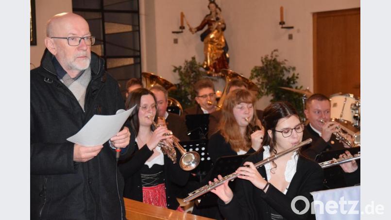 Ernst Lesser trug zu verschiedenen Chorälen aus dem adventlichen Reigen die Weihnachtsgeschichte vor. Bild: bö