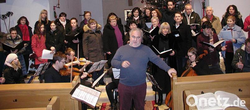 Die Symfonietta St. Cecilia aus Luditz brachte zusammen mit einem Chor aus Luditz und Karlsbad in der Pfarrkirche in Brand die Böhmische Hirtenmesse zur Aufführung. Dirigent Milos Bok übernahm dabei mit seiner sonorigen Bass-Stimme selbst die Passagen des Meisters der Schäfer. Bild: ld