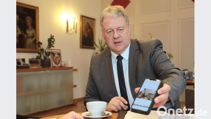 Das Smartphone immer in Griffweite: Landrat Richard Reisinger bezeichnet sich selbst als sehr online- und digital-affinen Menschen. Aber Bücher liest er gerne auf die klassische Art und Weise. Bild: Wolfgang Steinbacher