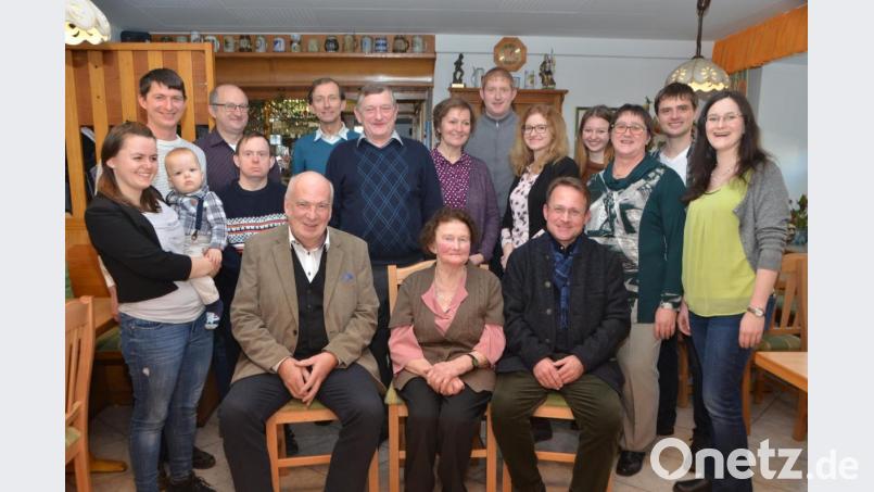 Theresia Gollwitzer (vorne, Mitte) feierte mit einer großen Gratulantenschar ihren 85. Geburtstag. Dritter Bürgermeister Johann Gollwitzer (vorne, links) ist zugleich Neffe und Patenkind ihres verstorbenen Ehemanns Karl. Dekan Alexander Hösl (vorne, rechts) wünschte Gottes reichsten Segen. Urenkel Florian feierte bereits auf dem Arm seiner Mama Lisa kräftig mit. Bild: dob