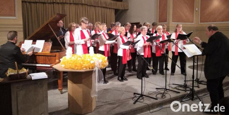 Unter der Leitung von Michael Koch (rechts) trat der Sängerbund Schwandorf beim Weihnachtskonzert in Sokolov auf, begleitet von Christian Lehnerer (links) am Klavier. Bild: Hirsch