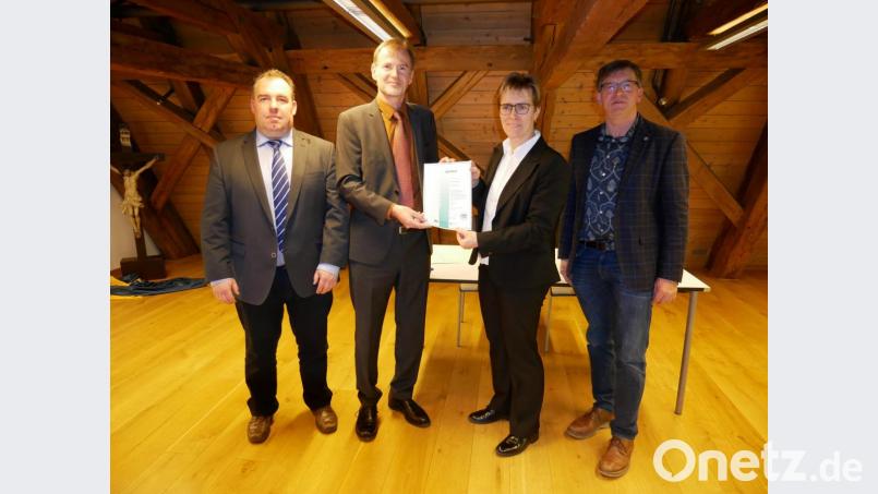 OHRIS-Betreuer Claus Hackelsperger und Ulrich Gampl, Leiter des Gewerbeaufsichtsamts bei der Regierung der Oberpfalz, gratulierten Maschinenring-Geschäftsführerin Marion Höcht und Vorsitzendem Hans Enslein (von links) zur erfolgreichen Zertifizierung. Bild: hmr