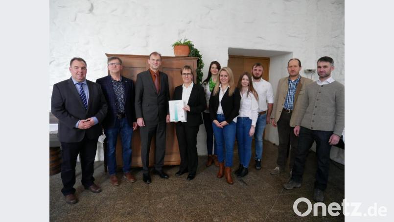 Die Vertreter des Maschinenrings mit den Überbringern des Zertifikats: (von links) Claus Hackelsperger, Hans Enslein, Ulrich Gampl, Marion Höcht, Carolin Schrembs, Bianca Wührl, Jasmin Männer, Benjamin Frummet, Hermann Prölß und Matthias Wittmann. Bild: hmr