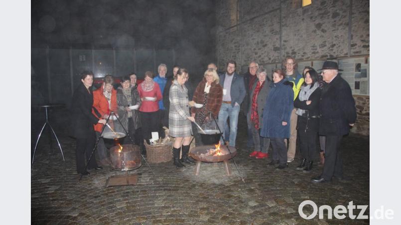 Kein Edelmenü, sondern Suppe aus dem heißen Kessel, gibt es beim Jahresabschlusstreffen des CeBB. Vereint wird gerührt: An der Gulaschsuppe Veronika Hofinger, an der Kartoffelsuppe 2. Vorsitzende Gabi Dlubal und 1. Vorsitzende Irene Träxler Bild: eib