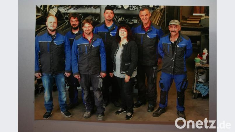 Seit 1994 führen Manuela Zeitlmann und ihr Ehemann Metallbaumeister Ludwig Schmidt unter dem Logo &quot;Metallbau ZS&quot; die Firma. Unser Bild zeigt Manuela Zeitlmann-Schmidt und Ehemann Ludwig Schmidt (Zweiter von rechts) mit ihren Mitarbeitern. Repro: gpa