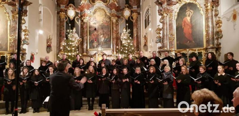 Der Kammerchor singt im einmaligen Ambiente. Bild: exb