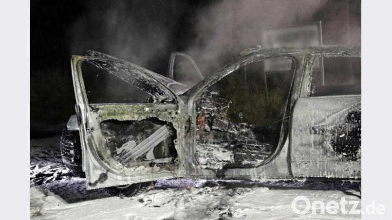 Der VW brennt komplett aus. Bild: jma