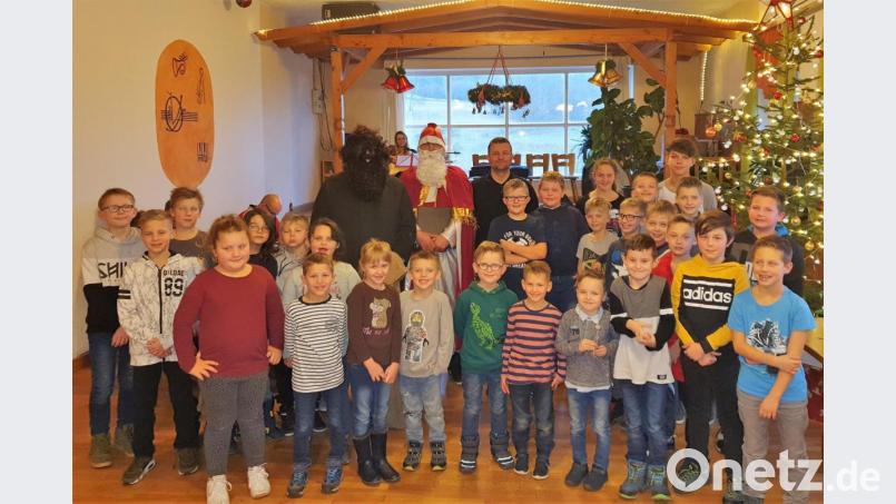 Das Foto zeigt den SVW-Nachwuchs mit dem (hinten von links) Krampus, Stefanie Schrembs und dem Nikolaus sowie Jugendleiter Harry Schupfner. Bild: hl