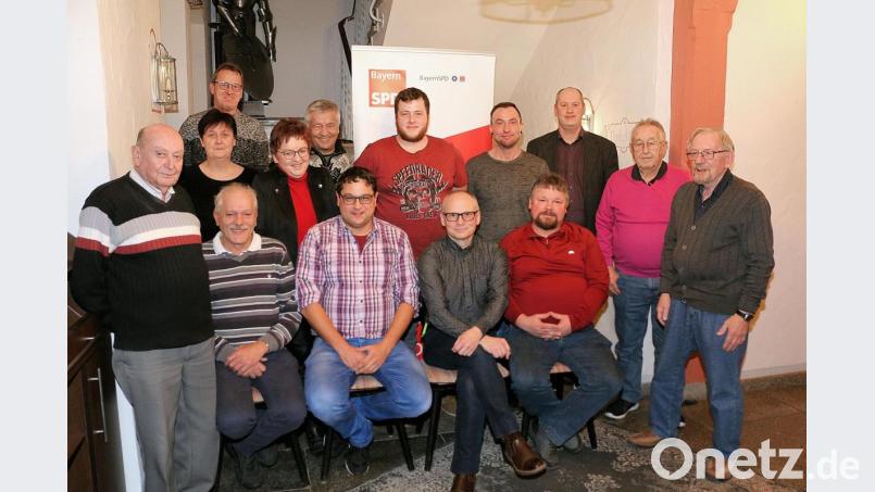 Die Entwicklung der SPD Friedenfels in den zurückliegenden Wochen und Monaten erfüllten SPD-Kreisvorsitzende Brigitte Scharf (Fünfte von links) und SPD-Landratskandidat Thomas Döhler (Dritter von rechts) mit Stolz. Sie gratulierten zusammen mit dem ehemaligen und langjährigen Vorsitzenden Manfred Schmalzreich (Zweiter von rechts) den Bewerbern für die Kommunalwahl am 15. März. Angeführt wird die Liste von Christian Bischof und Jürgen Kraus (sitzend, Zweiter und Dritter von rechts). Bild: bsc