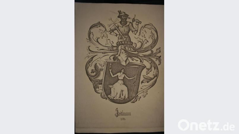 Es zeigt einen Fahnenschmied: Aus dem Jahr 1738 stammt das Wappen der Familie Zeitlmann, die seitdem den Hausnamen &quot;Fanaschmied&quot; trägt. Bild: gpa