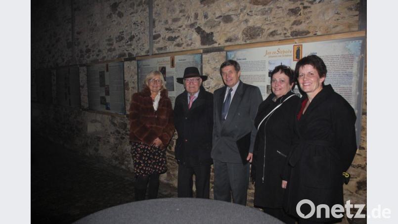 Auch über den Winter gibt es eine Präsentation an der Außenfassade des CeBB. Eingerahmt von Trägervereinsvorsitzender Irene Treäxler (links) und CeBB-Leiterin Veronika Hofinger (rechts) stehen die Initiatoren der Ausstellung Ivo Dubský (Mitte) und Marta Volfíková (2.v.r) vom Verein Mikuláš und Ortsbetreuer Franz Metschl (2. v. l), Bild: eib