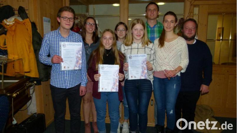 Stadtkapelle Oberviechtac, vereinsinterne Ehrung (von rechts): Musikalischer Leiter Tobias Zeitler, Dirigentin Katharina Ruhland, Vorstand und Ausbilder Michael Niebauer und Ausbilder und Geehrte. Bild: bgl